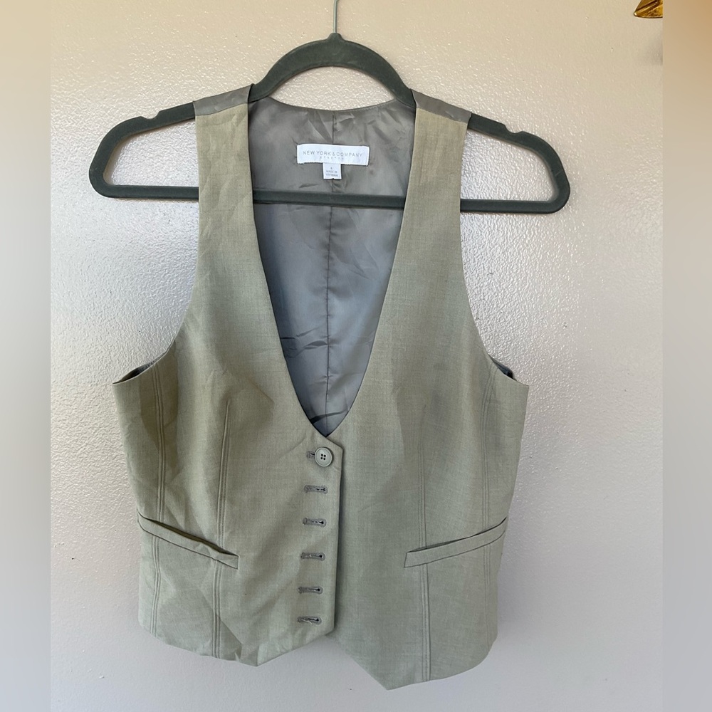 New York & Company woman’s tan stretch dressy vest with buttons Size 6